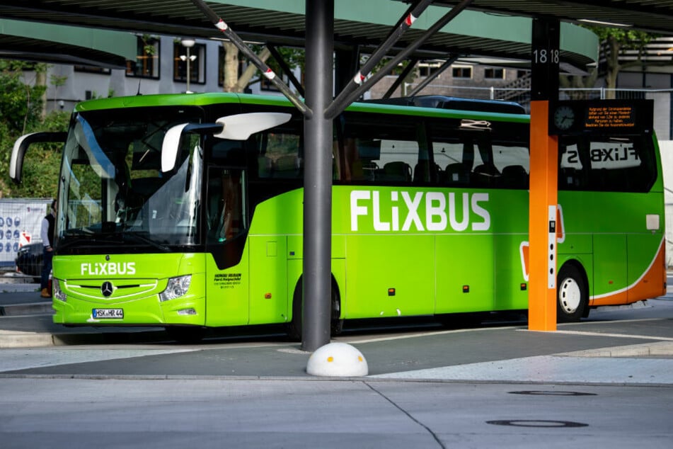 Ein Flixbus steht im Zentralen Omnibusbahnhof in Berlin. Im November wird der Reiseanbieter seinen Betrieb komplett aussetzen.