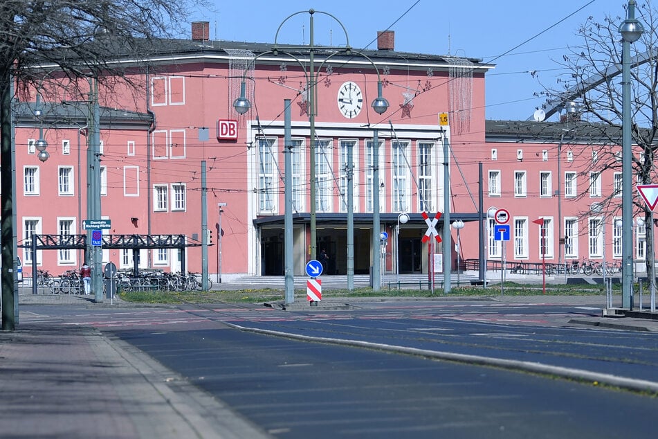 Der Mann bedrohte Menschen vor dem Hauptbahnhof in Dessau. (Archivbild)