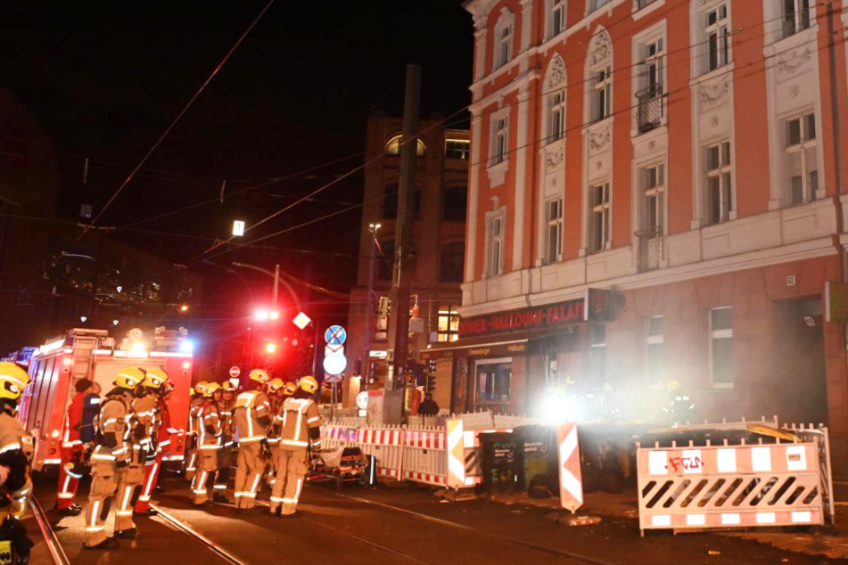 Der Brand war in der Nacht zum Mittwoch in einem Eckhaus an der Wilhelminenhofstraße in Oberschöneweide ausgebrochen.