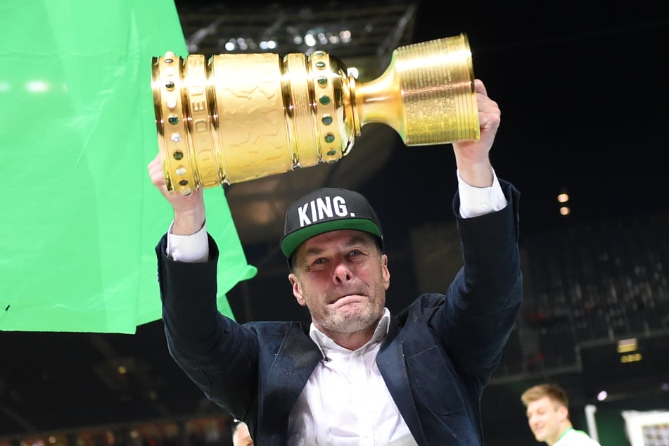 Dieter Heckings größter Erfolg: der Gewinn des DFB-Pokals mit dem VfL Wolfsburg.