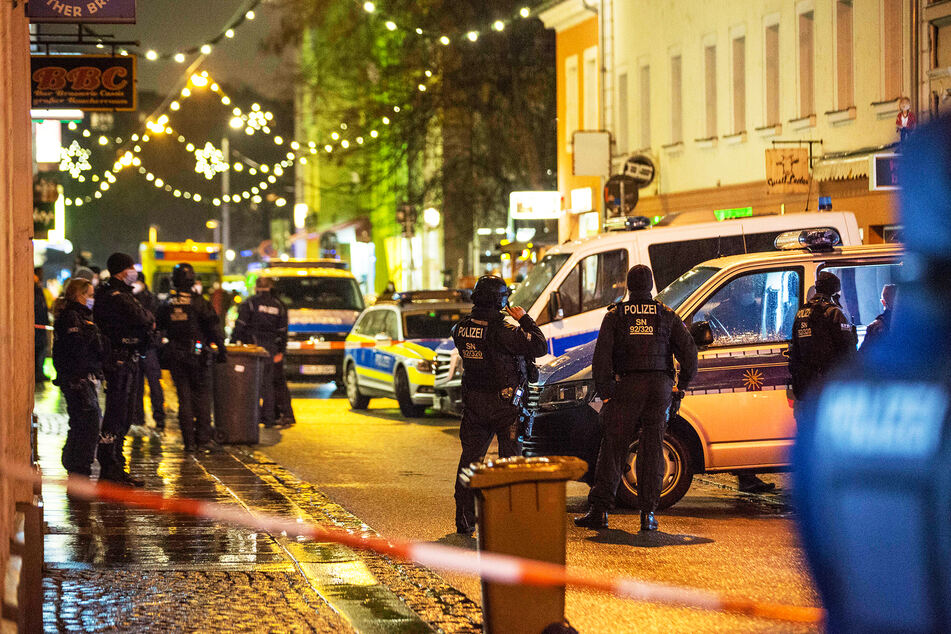 Dresden: Polizeieinsatz in der Neustadt: Lage gesichert, Anwohner dürfen wieder auf die Straße!
