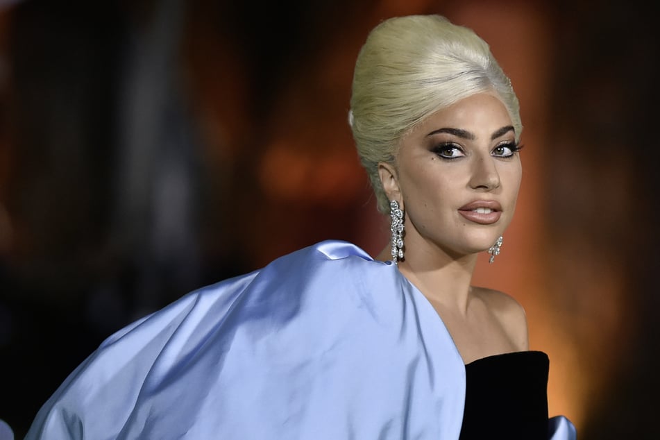 Lady Gaga lässt die Hüllen fallen und rekelt sich nackt auf Vogue-Cover