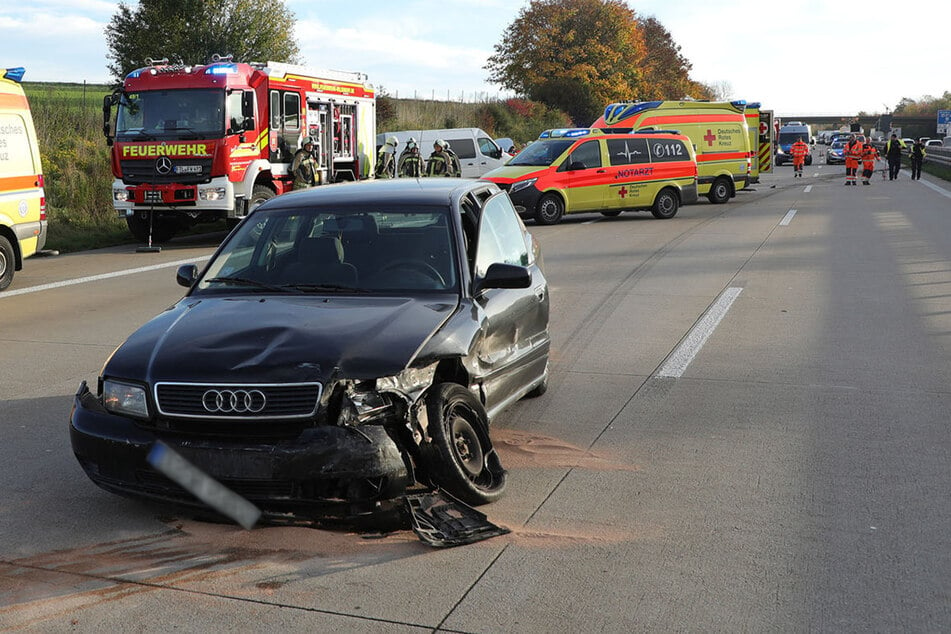 Der Audi A4 wurde bei dem Unfall schwer beschädigt. Die Autobahn musste zunächst gesperrt werden.