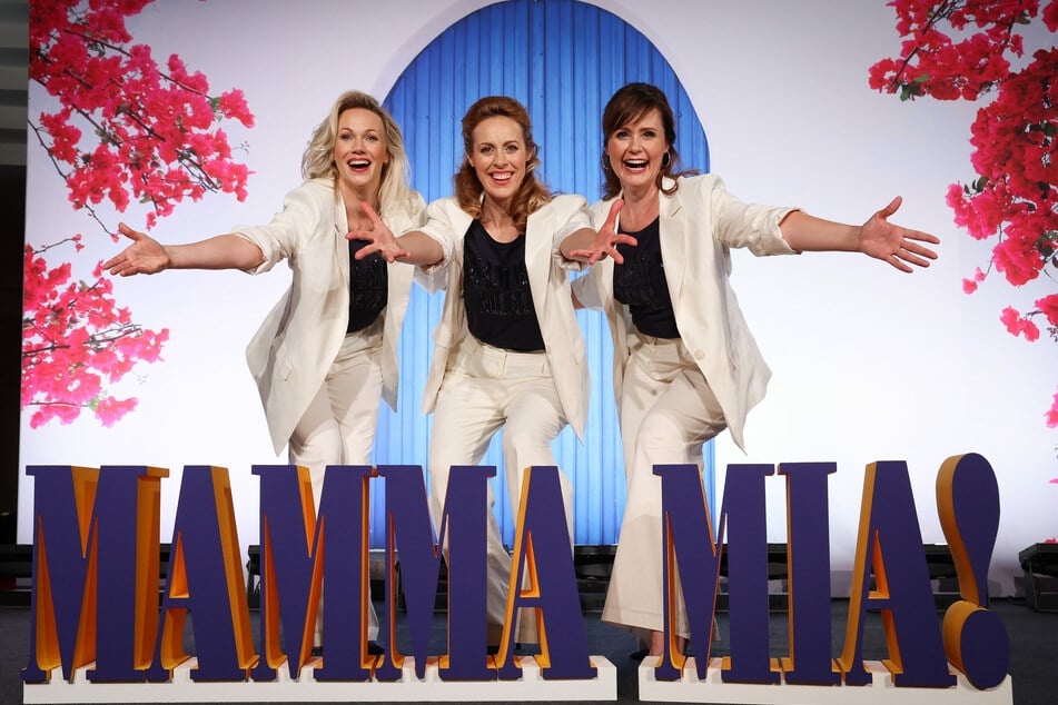 Die Musical-Darstellerinnen Jennifer van Brenk (Tanja), Anna Thoren (Donna, alternierend) und Franziska Lessing (Rosie) stehen bei "Mama Mia!" in Hamburg auf der Bühne.