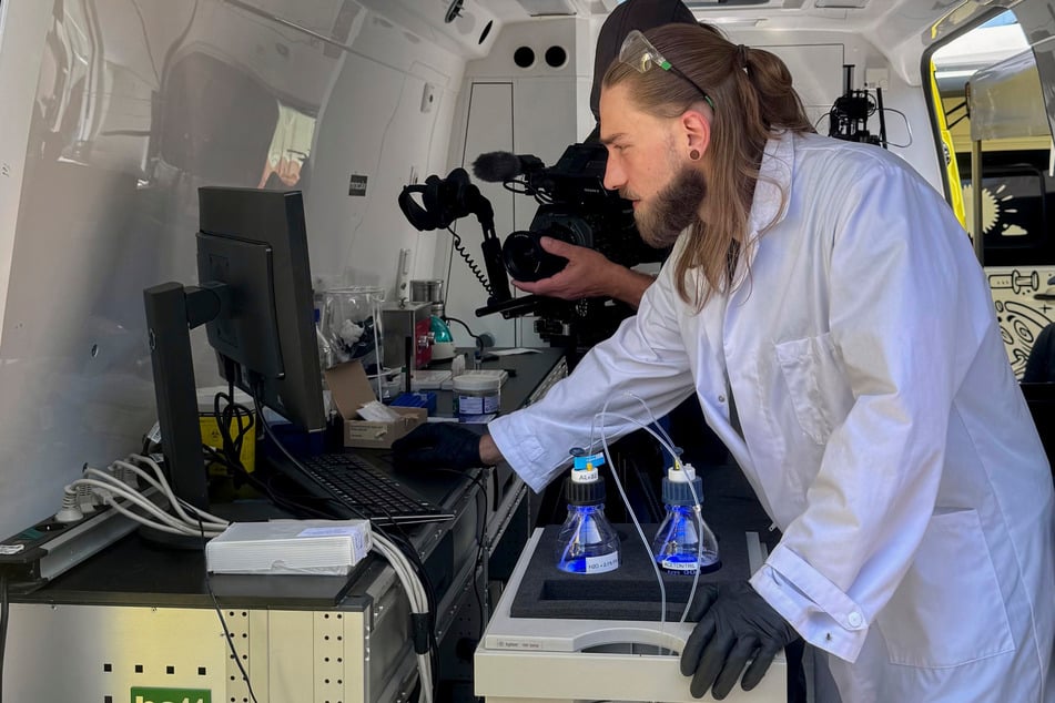 Felix Blei vom Projekt Miraculix bei der Arbeit. In einem mobilen Labor checkt er Substanzen von Feiernden, damit diese sicherer konsumieren können. Seit einiger Zeit wird das Projekt durch den Freistaat Thüringen unterstützt. Das Angebot ist kostenlos.