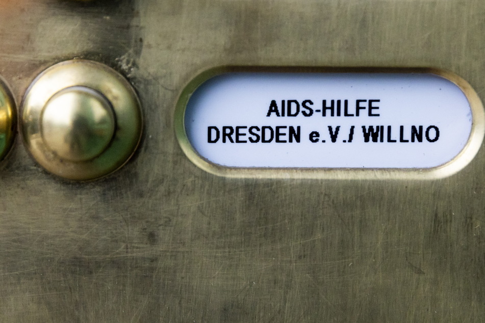 Das Klingelschild der Dresdner Aids-Hilfe im Bischofsweg 46 ist unscheinbar. Obwohl heute eine Infektion kein Todesurteil mehr bedeuten muss, ist die Angst vor Diskriminierung immer noch da.