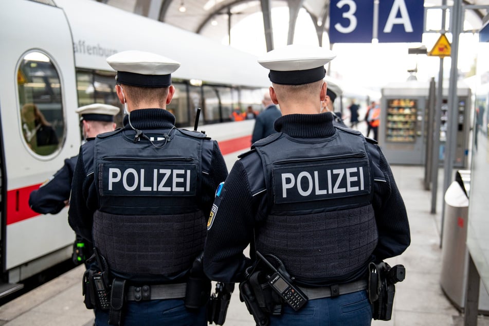Fahrgäste in Angst: Schwer bewaffneter Mann rempelt Bundespolizisten im ICE an