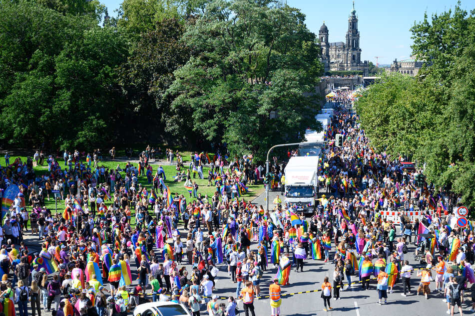 Mehrere Tausend Menschen machten sich in Dresden für die Rechte von unter anderem schwulen, lesbischen, bisexuellen, transgender und queeren Personen stark.
