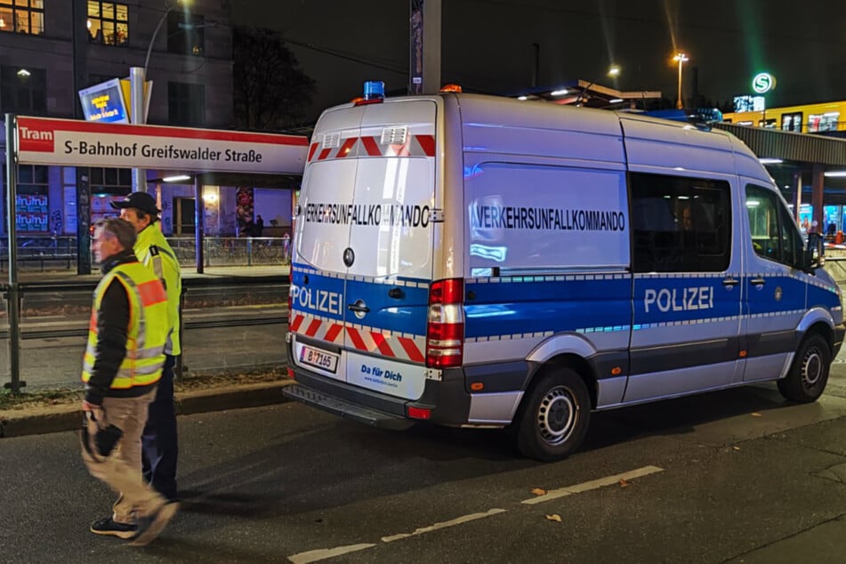 Ein Verkehrsunfallkommando ist am S-Bahnhof Greifswalder Straße im Einsatz.