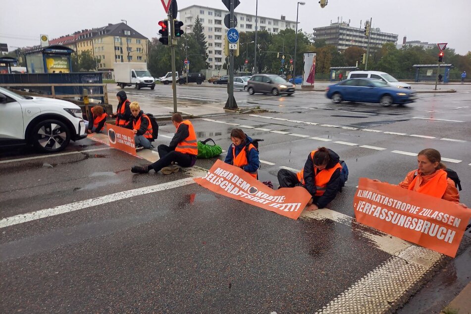 In München setzen die Klimaaktivisten der "Letzten Generation" auch am heutigen Dienstag ihre Protestaktionen fort.