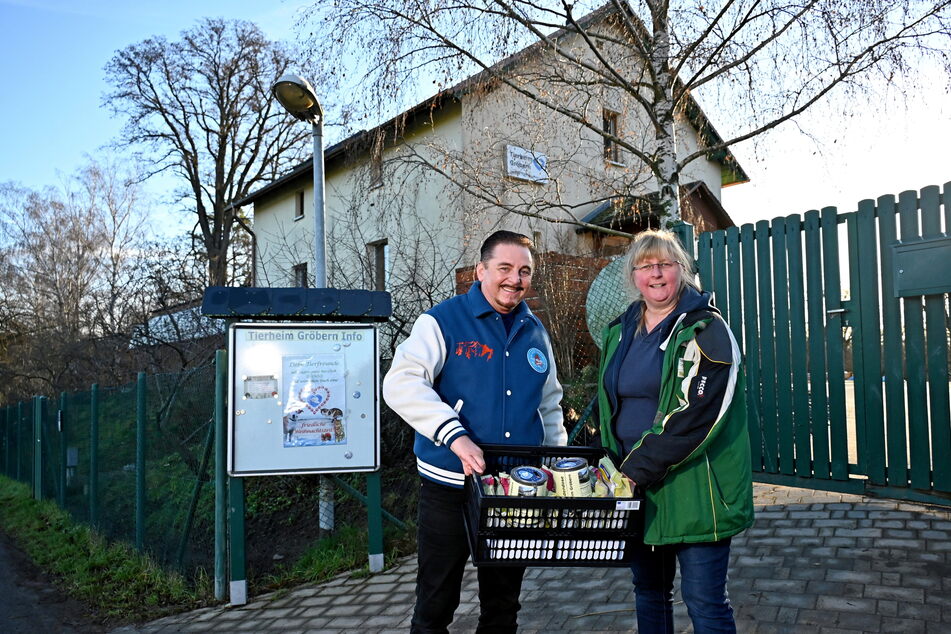 Regelmäßig erhält Sabine Kaden (53) vom Tierheim Gröbern Geld- und Futterspenden von Uwe Herrmann (61).
