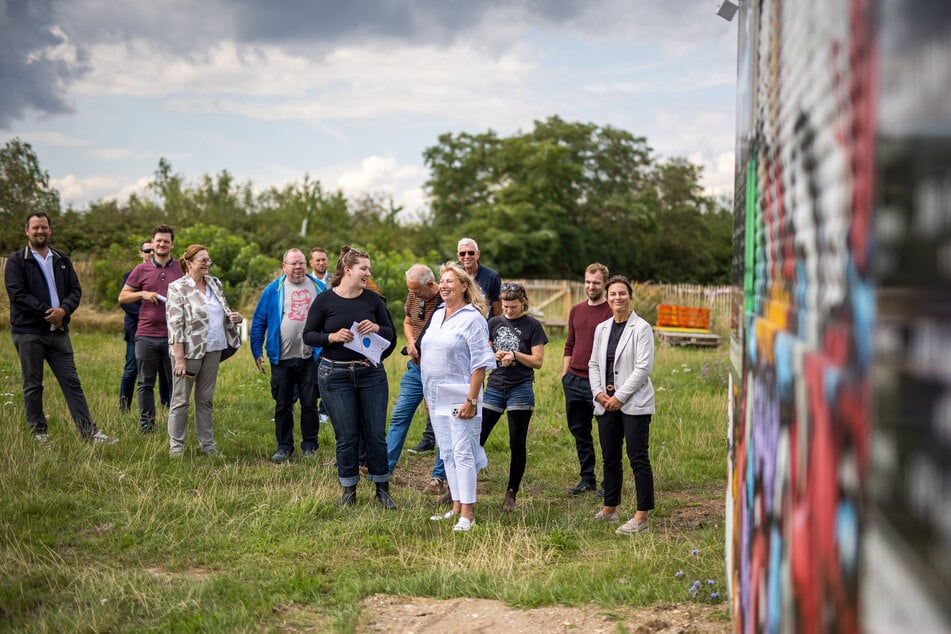 Kürzlich machte sich Sozialministerin Petra Köpping (67, SPD, ganz vorn) ein Bild von dem neuen Angebot am See.