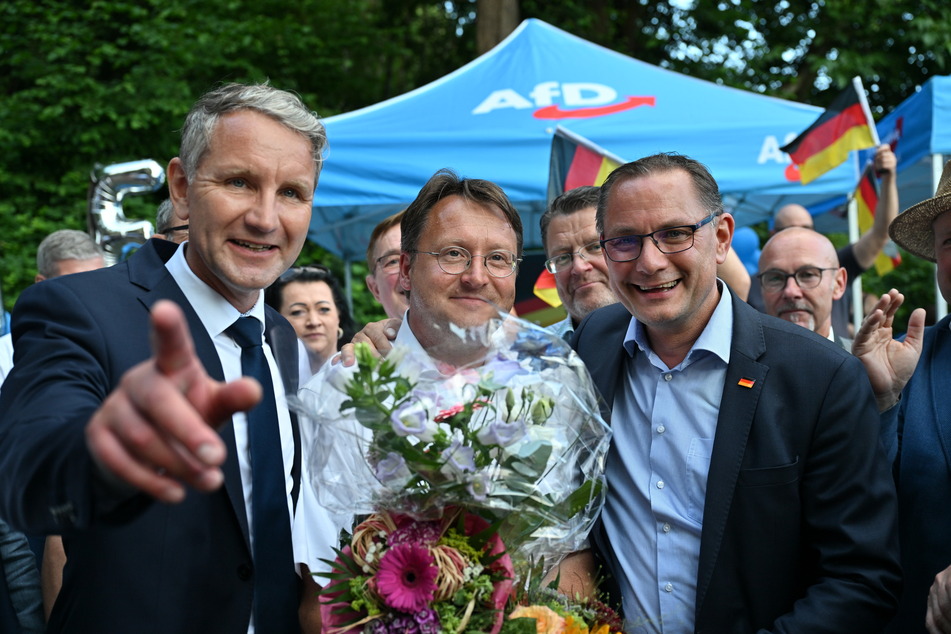 Eine Woche zuvor hatte in Thüringen bereits Robert Sesselmann (Mitte) die erste Landratswahl für die AfD gewonnen.