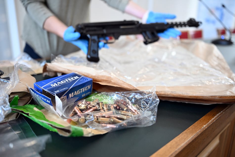 Die Beamten konnten bereits etliche Waffen und Patronen sicherstellen.