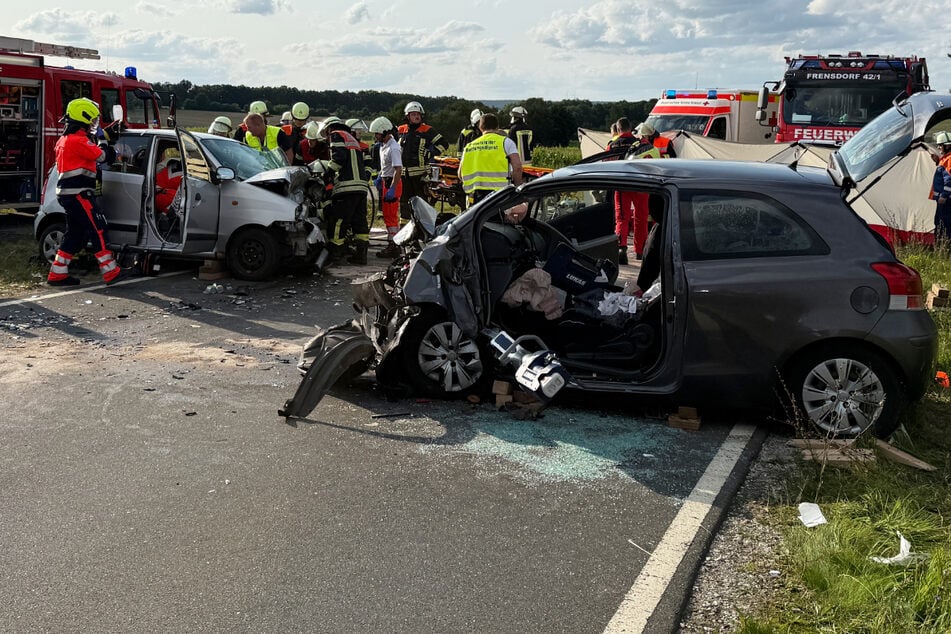 Zwei Menschen wurden bei einem Unfall in Bayern schwer verletzt, der Schaden an den beiden Fahrzeugen ist enorm.