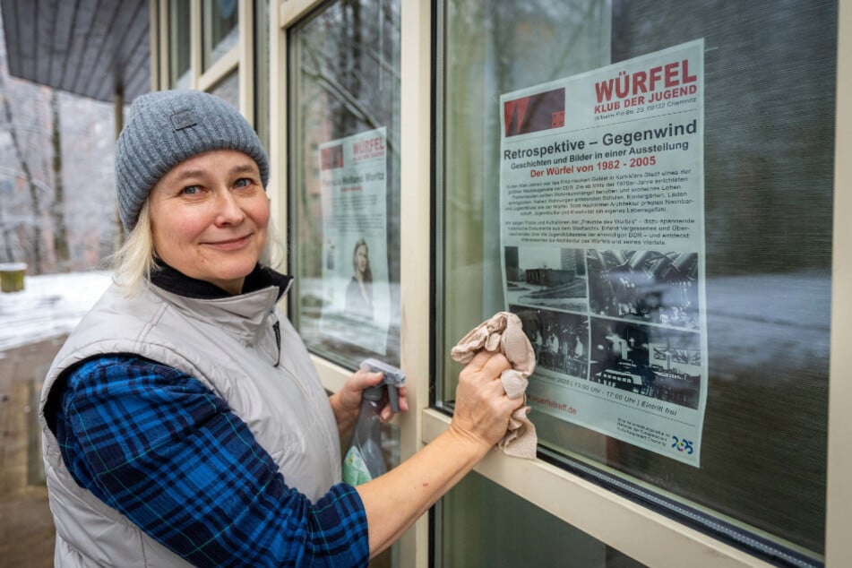 Sabine Barth (56) putzte vor der Wiedereröffnung die Scheiben blank.