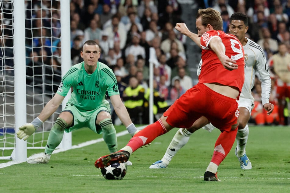 Die rote Gefahr: Harry Kane (33, M.) ist ein Torgarant für den FC Bayern München.