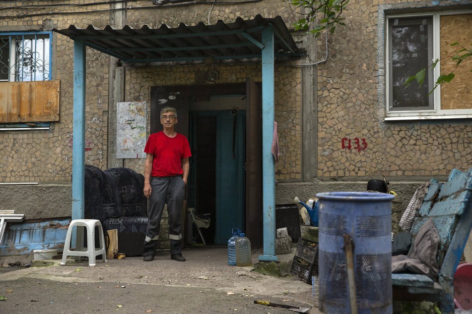 Ein Mann steht steht vor seinem Haus in Awdijiwka in der Donbass-Region. Dort setzt Russland seine täglichen Angriffe fort.