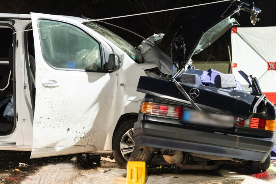 Schrecklicher Unfall auf A61: Peugeot kracht in Mercedes - Drei Tote, darunter auch ein Kind