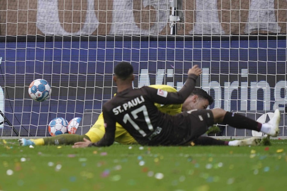 Daniel-Kofi Kyereh schiebt den Ball an Werder-Keeper Jiri Pavlenka zur Führung vorbei ins Tor.