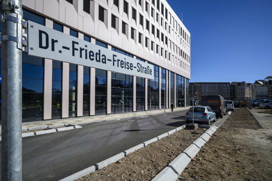 Die Dr.-Frieda-Freise-Straße korrekt beschildert vor dem Johannis-Karrée.