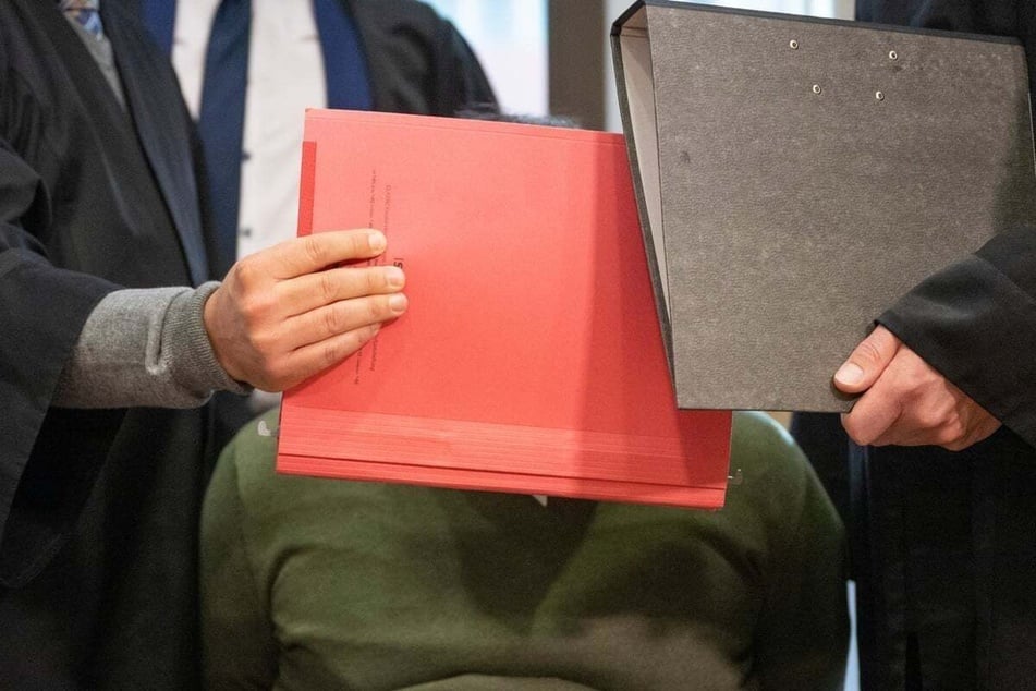 Im Zeitraum zwischen 2008 und 2021 hat der Verurteilte mehrere Kinder beziehungsweise Jugendliche vergewaltigt und sexuell missbraucht.