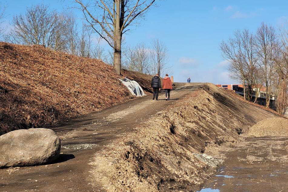 Im Leipziger Osten passiert derzeit so einiges! Die Arbeiten am "Parkbogen Ost" gehen voran. So wird aktuell beispielsweise kräftig an den Zugängen zur alten Bahntrasse in Höhe des Kleingartenparks Sellerhausen gewerkelt.