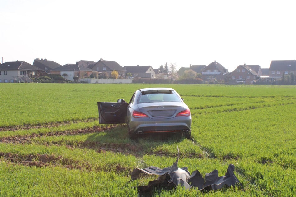 Der Mercedes des 44-Jährigen landete nach dem riskanten Manöver in einem Feld.