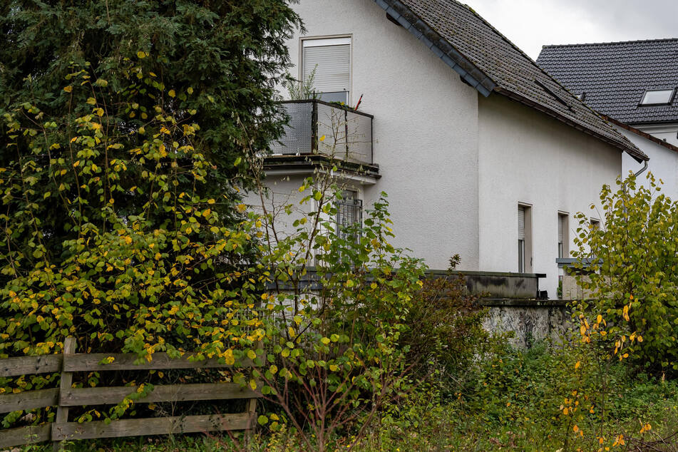 Blick auf das Haus im sauerländischen Attendorn, in dem das achtjährige Mädchen fast sein gesamtes Leben lang festgehalten worden sein soll.