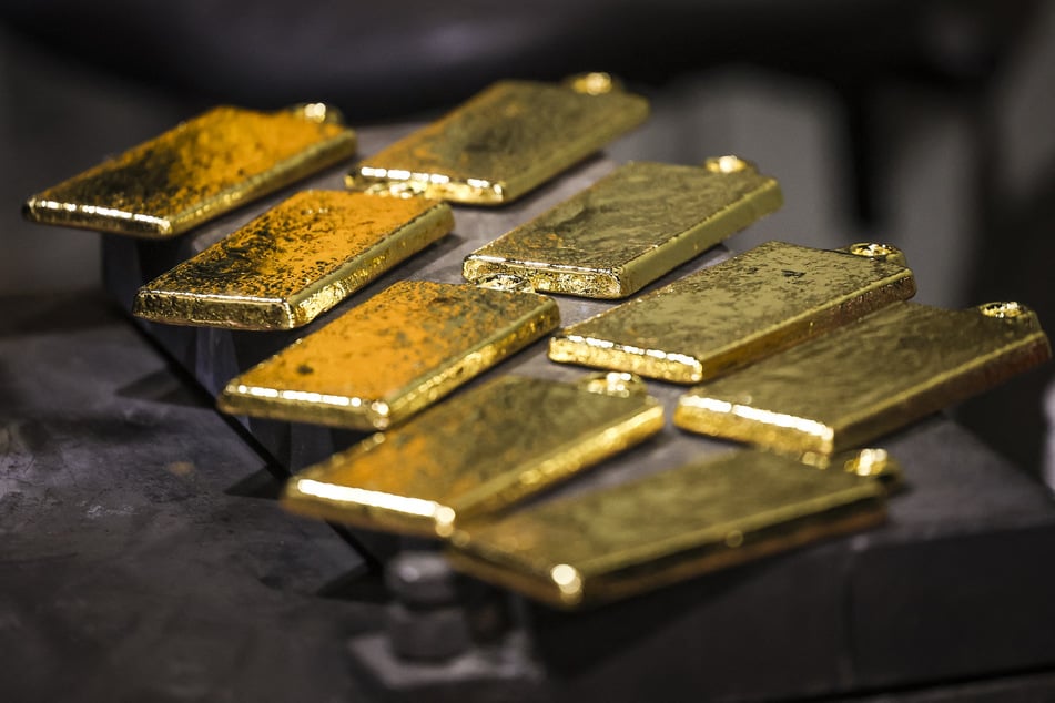 Trump clarifies status of gold tariffs after customs confusion