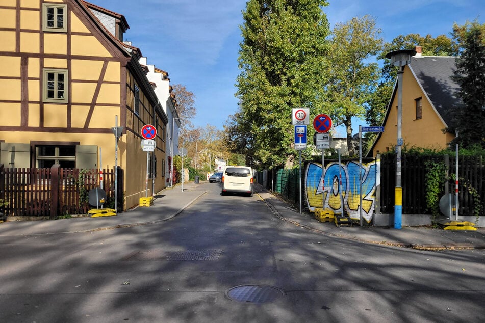 Die Beschilderung an der Augustinerstraße, Ecke Russenstraße.