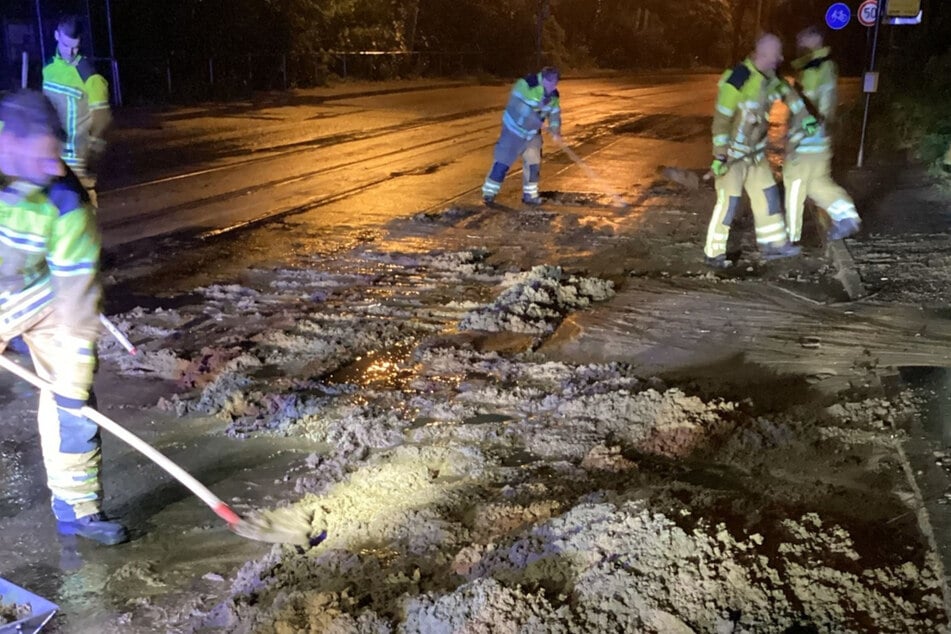 Dresden: Starkregen zieht über Dresden hinweg: Feuerwehr muss Straßen von Geröll befreien