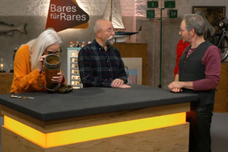 Klaus aus Oberhausen (r.) hat einen Trinkstiefel zu "Bares für Rares" mitgebracht.