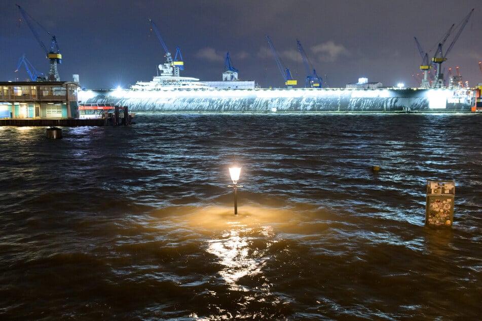 In Hamburg wird am Freitagmorgen die erste Winter-Sturmflut des Jahres erwartet. (Archivbild)