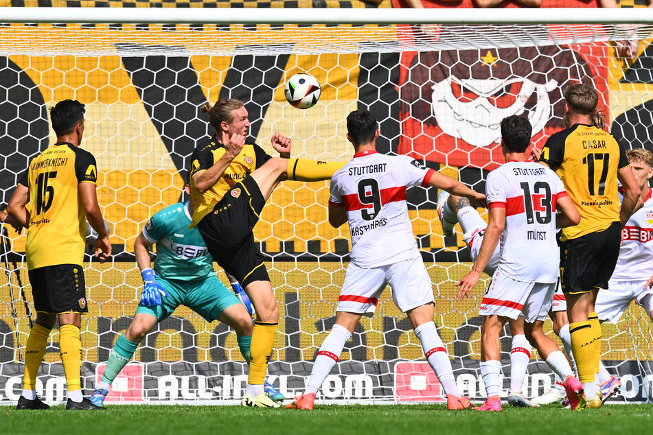 Gegen Stuttgart hätte Vinko Sapina beinahe den Tor-Bann gebrochen, doch Keeper Dennis Seimen (18) hatte etwas dagegen.