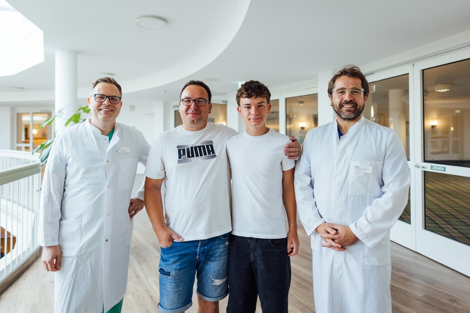 Dr. Alexej Dashkevich mit Tino Windisch, Linus Windisch und Dr. Marcel Vollroth im Herzzentrum Leipzig.