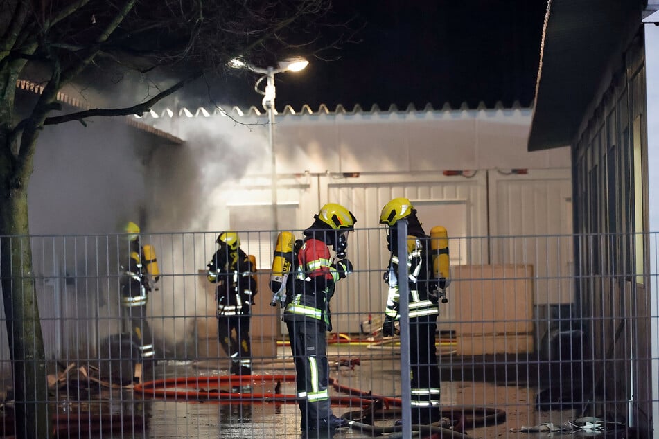 Die Feuerwehren Pfaffenhain, Jahnsdorf, Leukersdorf, Adorf, Niederdorf und Stollberg sowie zwei Kreisbrandmeister waren im Einsatz, um den Brand zu löschen.