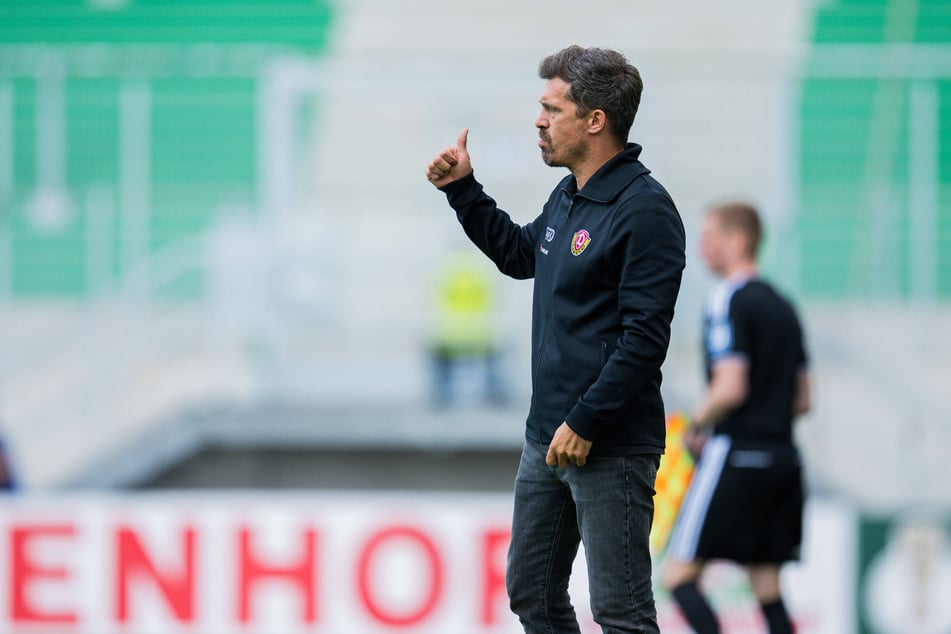 Daumen hoch! Dynamo-Trainer Thomas Stamm (43) konnte mit dem seriösen Auftritt seiner Mannschaft zufrieden sein.