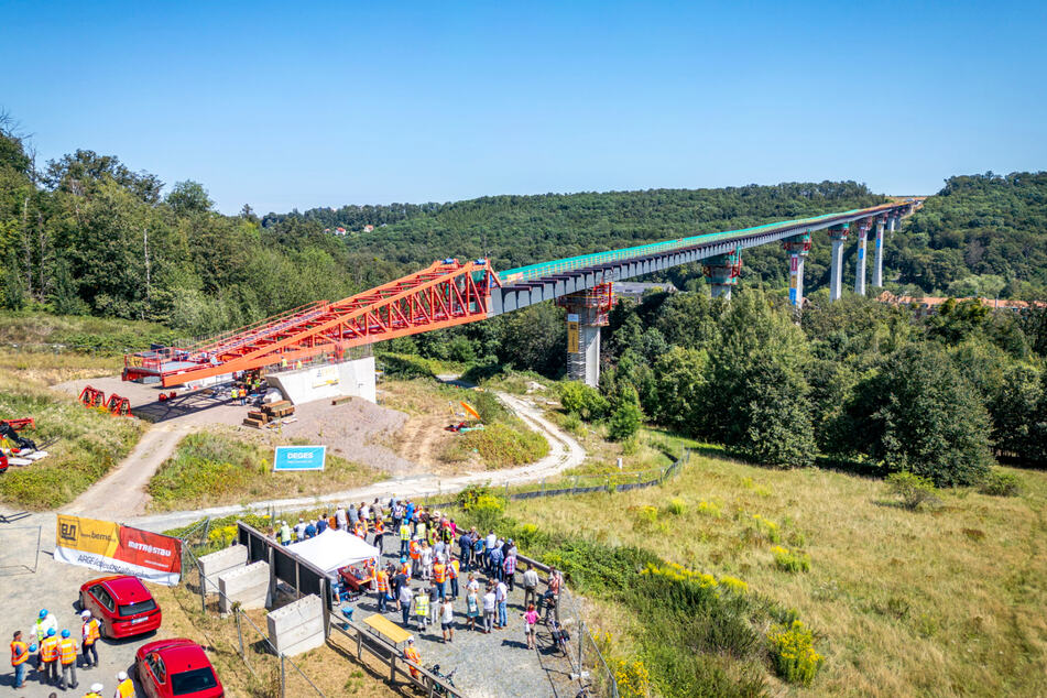 Es ist vollbracht. Die Gottleubatalbrücke steht.