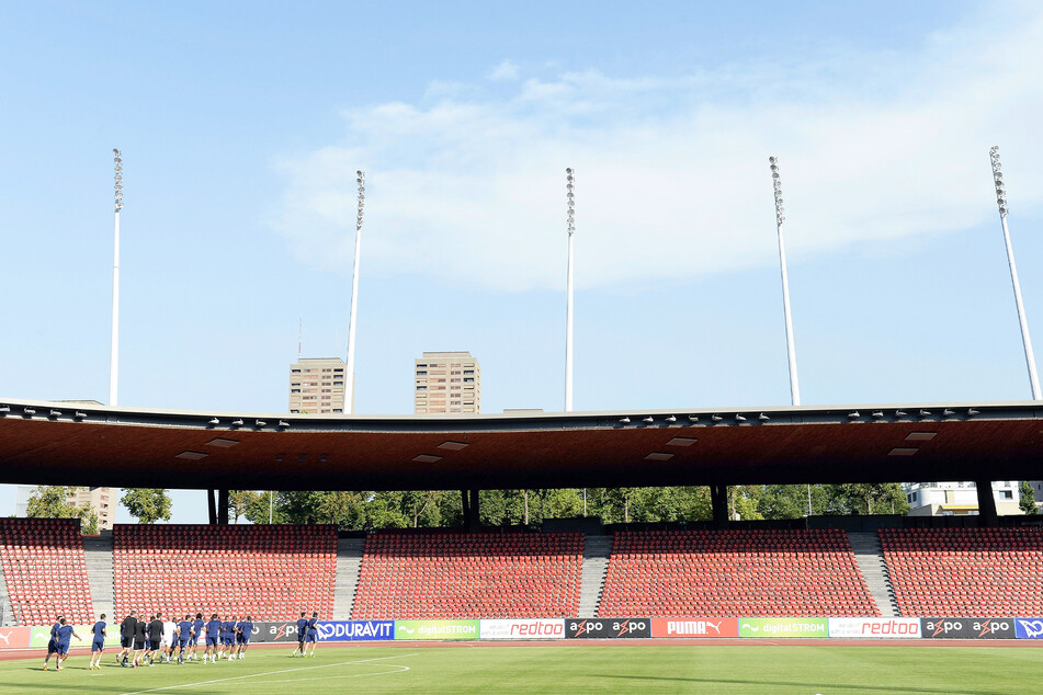 Blick in das leere Stadion Letzigrund. Auf Leitern wollten zahlreiche Fußballfans das Sonntagnachmittag-Match anschauen. Doch die Polizei hatte was dagegen.