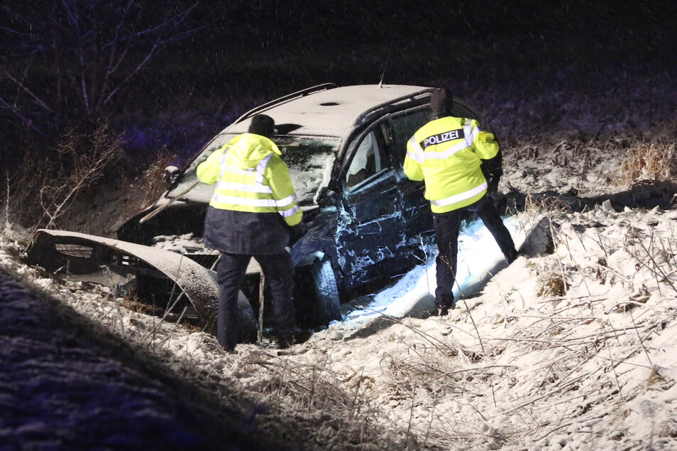 Der Skoda Octavia krachte in einen Graben.