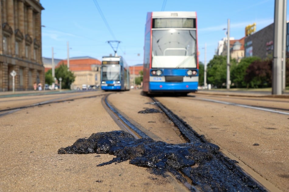An vielen Stellen löst sich der Bitumen aufgrund der großen Hitze.