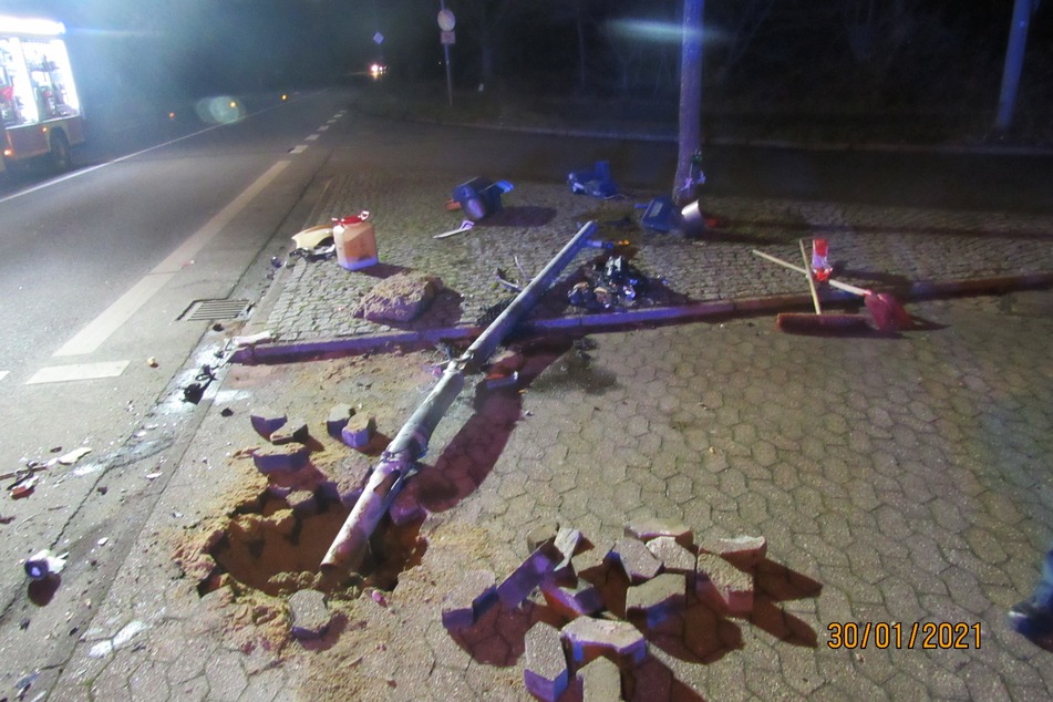 Der Ampelmast knickte bei der Kollision um und muss nun wieder instand gesetzt werden.