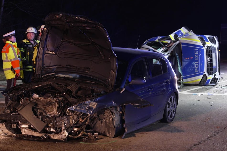 Bei dem Kreuzungsunfall wurden eine Autofahrerin und ein Polizeibeamter leicht, ein weiterer Polizist schwer verletzt.