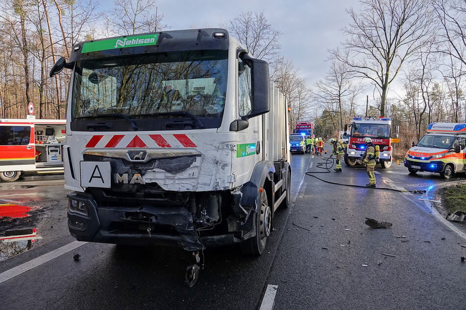 Auf der Kreuzung Mistschänkenweg kollidierten der Seat Alhambra und ein Müllfahrzeug.