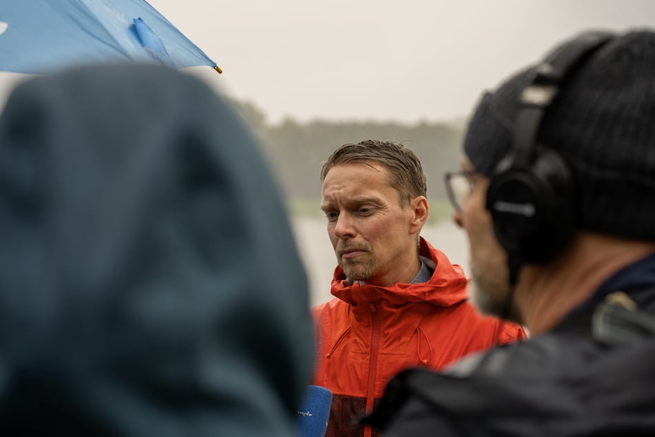 Umweltamtsleiter René Herold (44) sagt vorher, dass sich der Hochwasser-Scheitelpunkt über "viele Tage" ziehen wird.