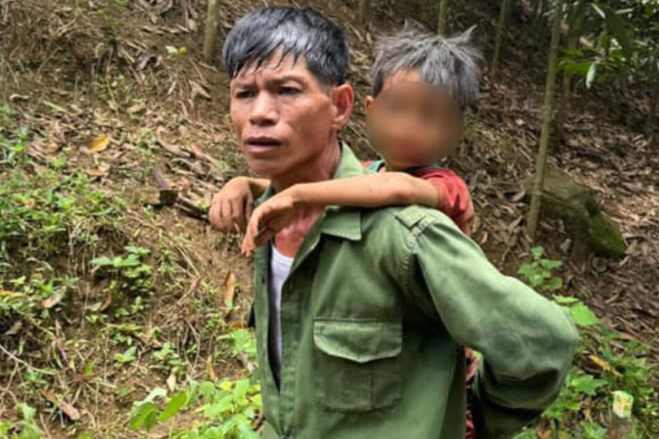 Herr Nang hat den kleinen Jungen im Wald entdeckt.