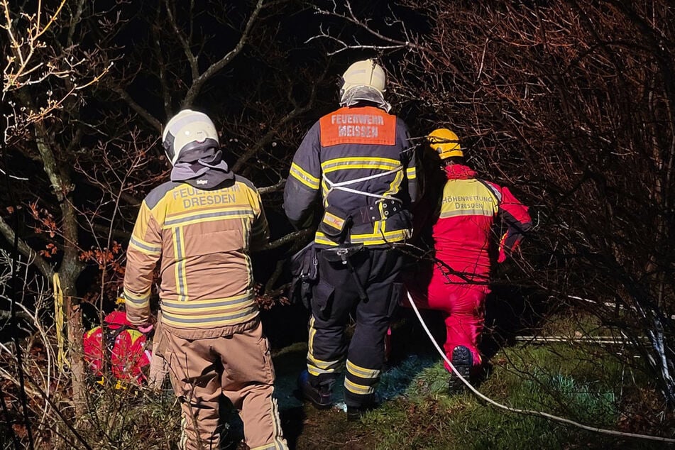 Die Rettungskräfte seilten sich ab, um zu der verunglückten Wanderin zu gelangen.