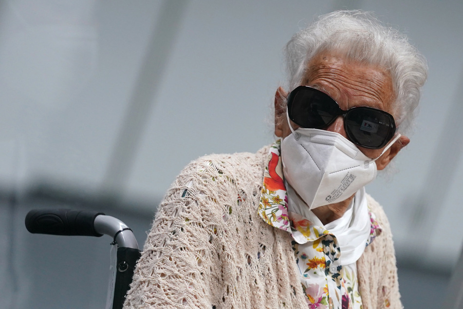 Die 97 Jahre alte Angeklagte Irmgard F. saß zu Beginn des Verhandlungstages im Gerichtssaal.