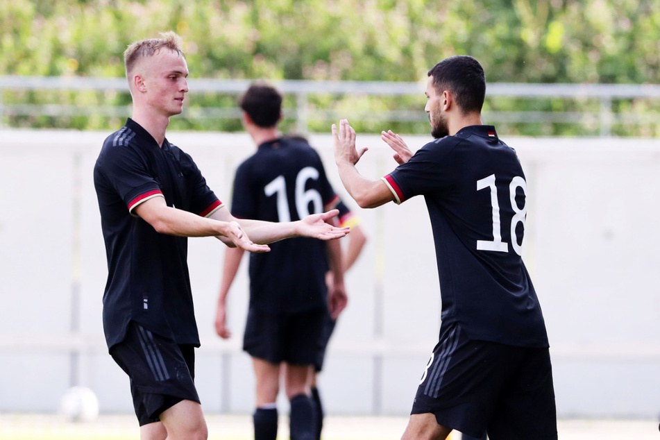 Am Montag in Zwickau gegen Norwegen wurde Soufiane Messeguem (20, r.) nach 73 Minuten eingewechselt. Für ihn machte Niklas Tauer (20, l) Platz.